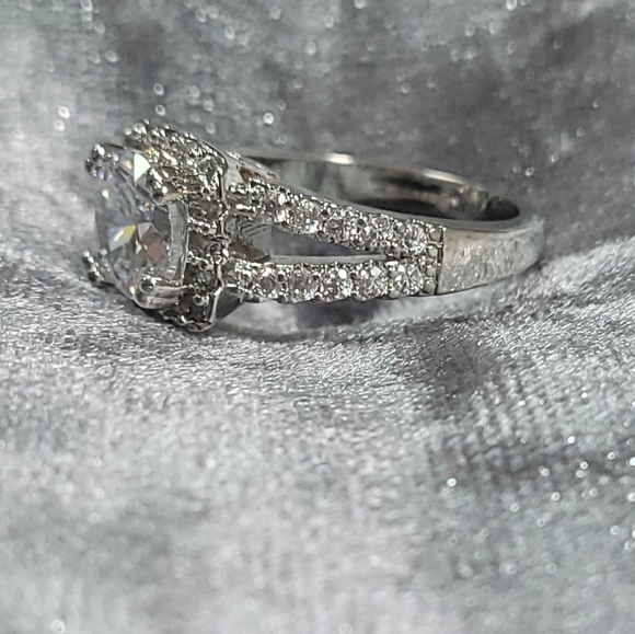 4 Prong White Zircon Silver Color Engagement Ring - Picture 8 of 8